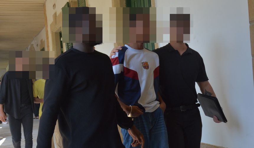 KKTC’de izinsiz ikamet etmek suçundan tutuklanan 2 zanlı mahkemeye çıkarıldı