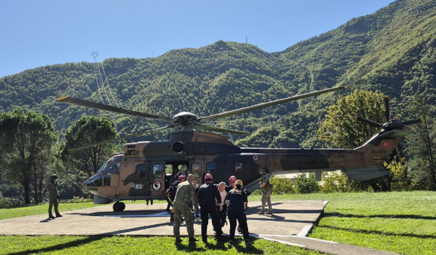 Artvin'de sel ve heyelan nedeniyle Camili'de mahsur kalan turistler helikopterlerle tahliye edildi