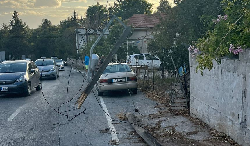 Yol içine düşen elektrik telleri nedeniyle Boğazköy-Girne arasında trafik kontrollü olarak tek şeritten sağlanıyor
