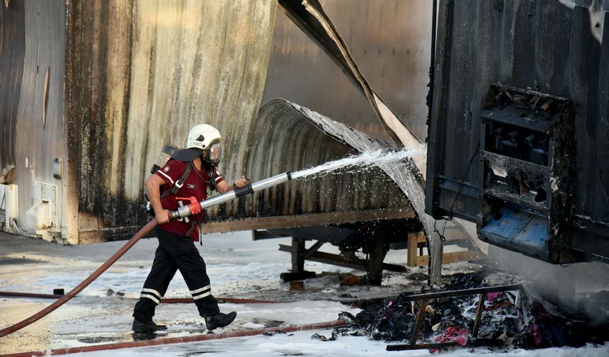 Lefkoşa’da Gümrük ve Rüsumat Dairesi’ne ait araç park alanındaki dört tır dorsesi yandı