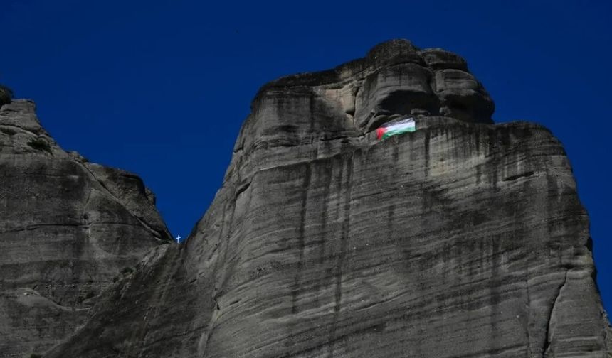 Yunanistan'ın simge yapılarından Meteora'daki kayalıklara Filistin bayrağı asıldı