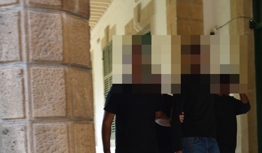 İkamet izinsiz zanlılar polise teslim oldular: 7 gün daha tutuklu kalacaklar