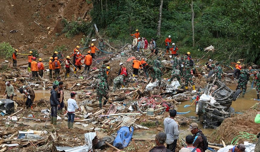Endonezya'da toprak kaymaları nedeniyle ölenlerin sayısı 30'a yükseldi