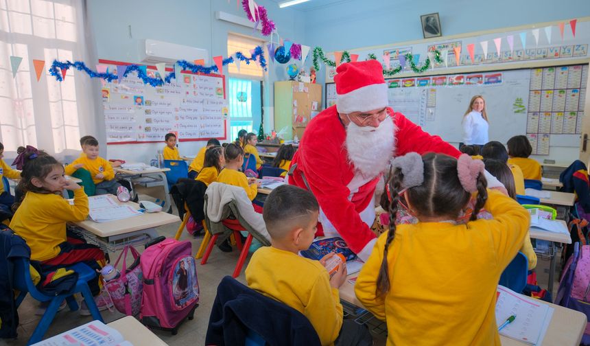 Gazimağusa Belediyesi 3 bin 855 çocuğa yeni yıl hediyesi verdi