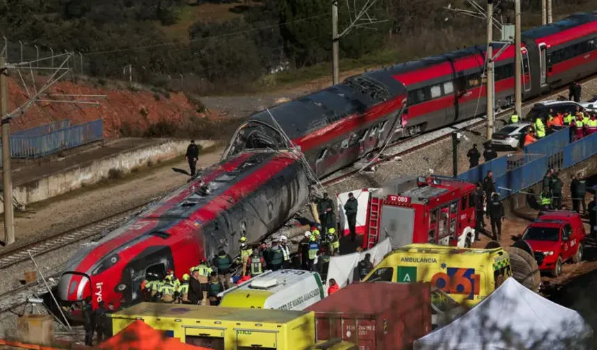 İspanya'da yüksek hızlı tren kazasında 39 kişi hayatını kaybetti