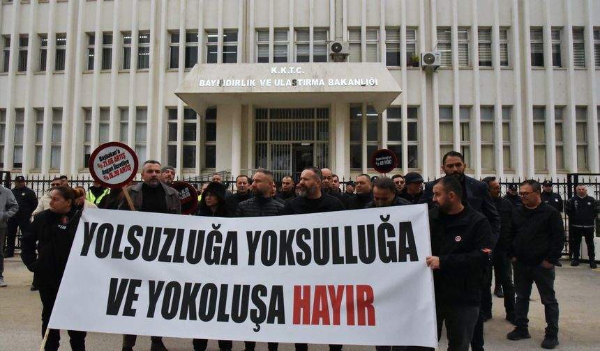 Kamuda yetkili beş sendikadan Bayındırlık ve Ulaştırma Bakanlığı önünde eylem