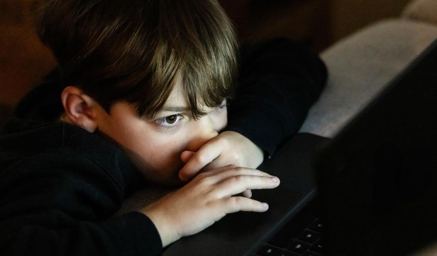 Ebeveyn ekrana baktıkça çocuk görünmez hissediyor