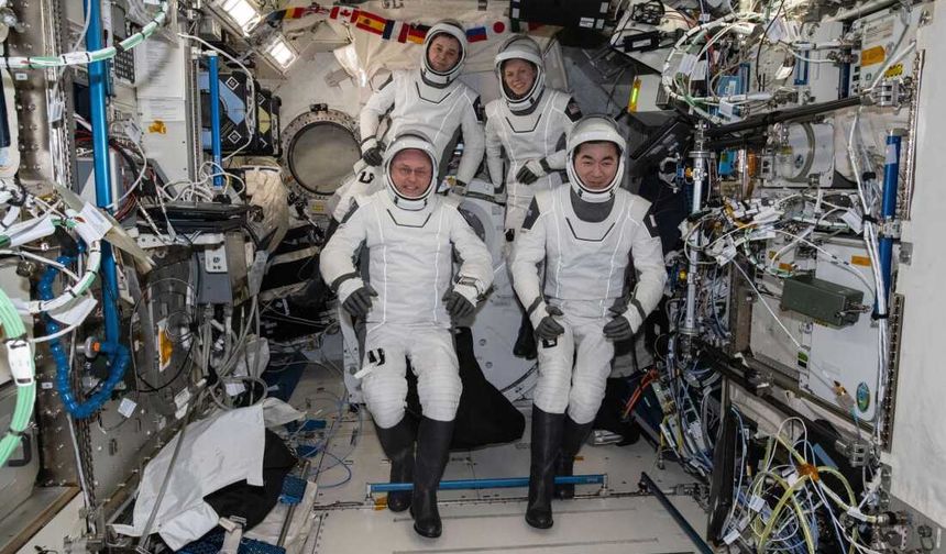NASA'dan uzayda ilk tıbbi tahliye: 4 astronot Dünya'ya dönüyor
