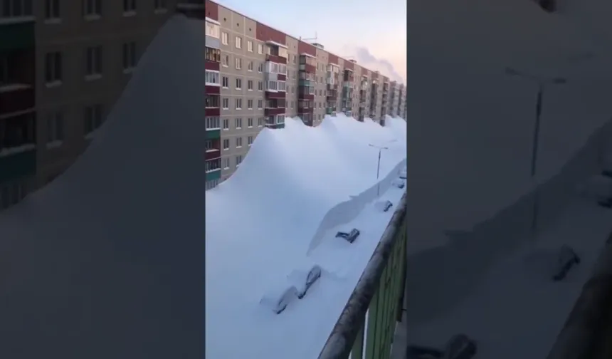 Rusya'da Yağan Kar 4. Kata Kadar Ulaşınca Bir Adam Camdan Karlara Atladı
