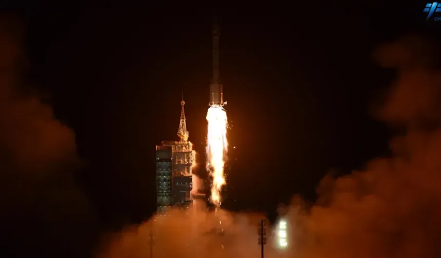 Uzay çöpü çarptı, Çin mekiği Dünya'ya insansız döndü