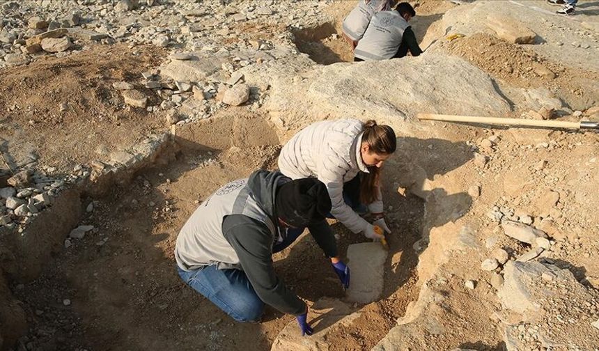 Adıyaman'da Göbeklitepe'deki "T" taşları andıran yapılar bulundu