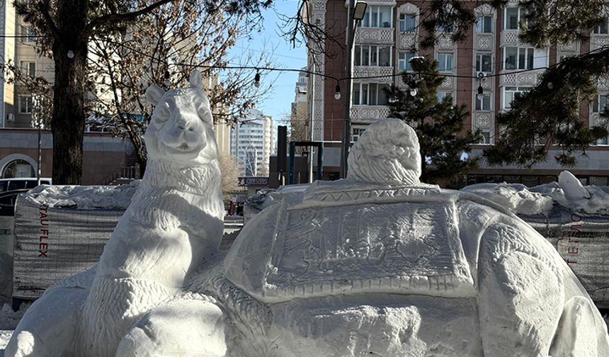 Kazakistan'da restoran hizmetlisi Şaymerdenov, sanat yeteneğini kardan heykellerle sergiliyor