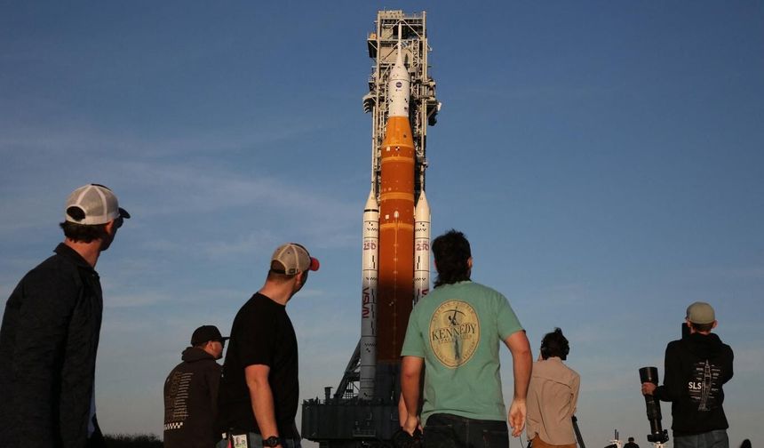 NASA, Ay'a insan gönderme görevinde yine bir değişiklik yaptı