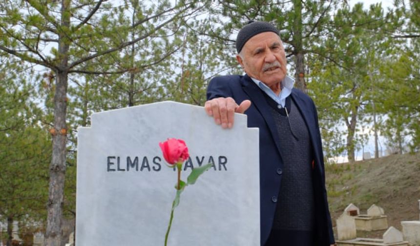 Eşinin kabrine 10 yıldır her 14 Şubat'ta gül bırakıyor: Öyle arıyorum ki…