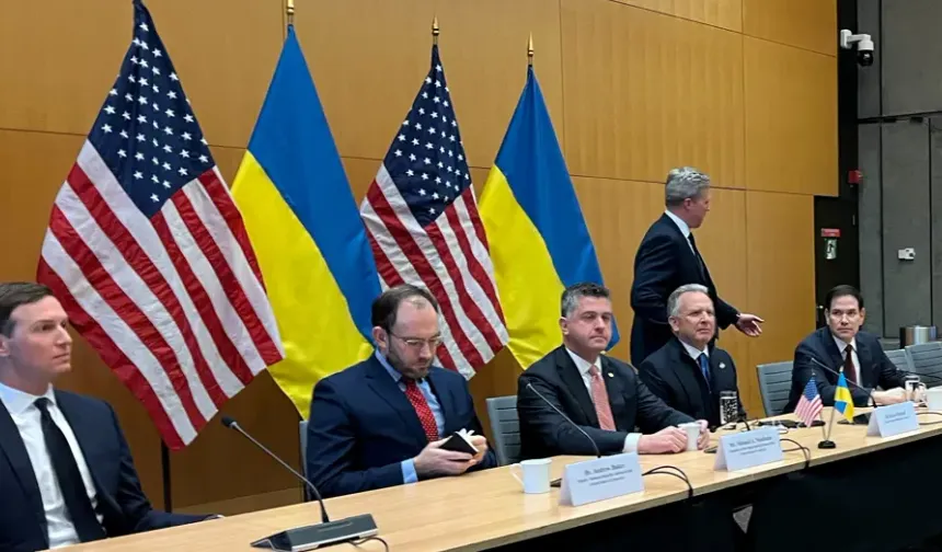 Ukrayna-Rusya ve ABD üçlü barış görüşmelerine başladı