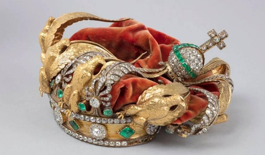 Louvre soygununda hasar gören İmparatoriçe Tacı'nın son hali paylaşıldı