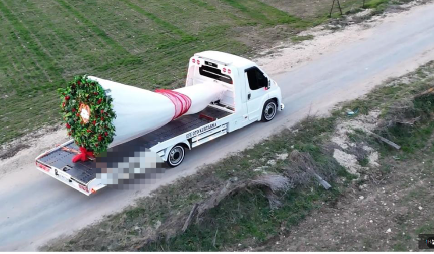 Çekici üzerinde dev buketle evlilik teklif etti