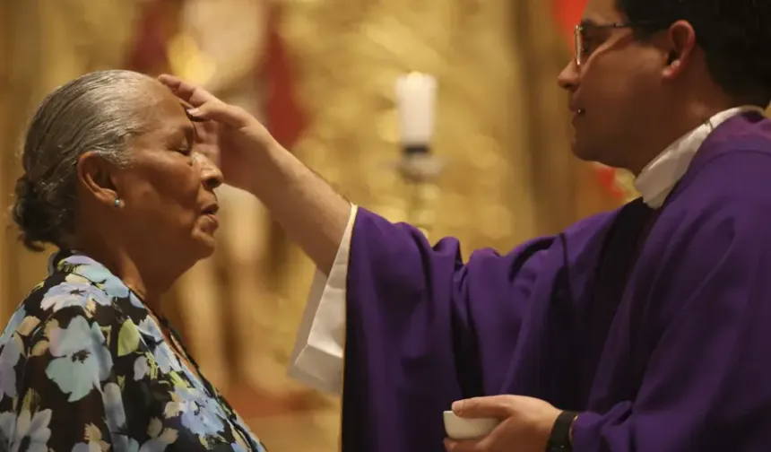 Oruç tutuyor, tövbe ederek arınıyorlar. Kül Çarşambası nedir?