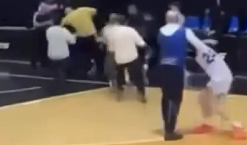 İtalya'daki Avrupa Gençler Basketbol Ligi müsabakasında bir veli, Türk oyuncuya saldırdı