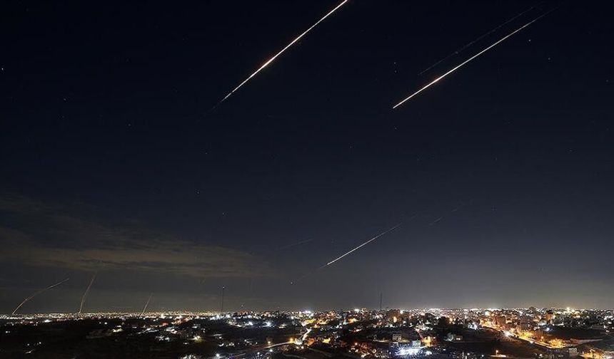 İran, ABD üslerine ve İsrail'e yeni saldırılar düzenledi