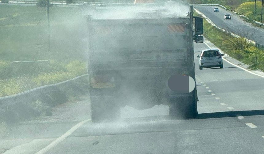 Sürüş güvenliğini tehlikeye atan kamyon şoförüne polisten ceza...