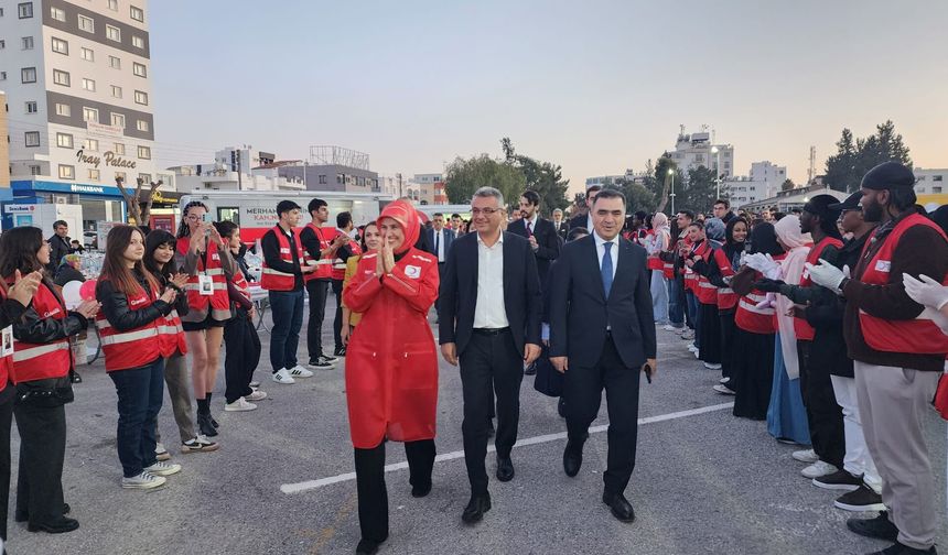 Cumhurbaşkanı Erhürman, “Kızılay İftar Sofrası”nı ziyaret etti