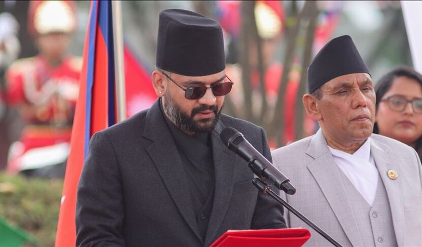 Nepal'de erken genel seçimleri kazanan 35 yaşındaki "Balen" yemin ederek başbakan oldu