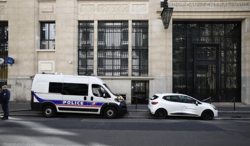 Fransa'da bir gencin polis köpeğince ısırılmasına tepki olarak çıkan olaylarda 12 gözaltı