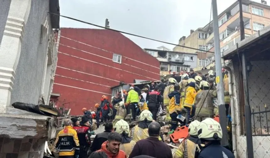 Fatih'te iki bina çöktü: Dokuz kişi hastaneye kaldırıldı