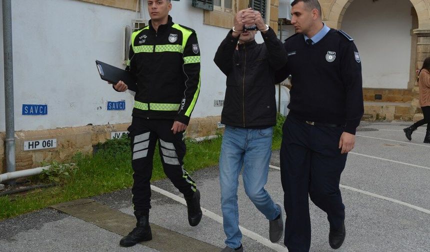 Marketten kozmetik ürünleri çaldı kameralara yakalandı