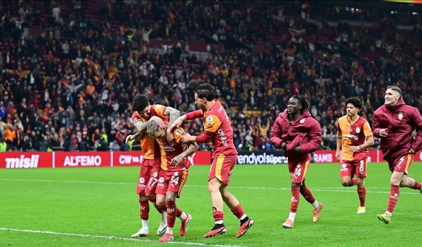 Galatasaray, Süper Lig'in 68 sezonluk puan cetvelinde Fenerbahçe ile farkı kapatıyor