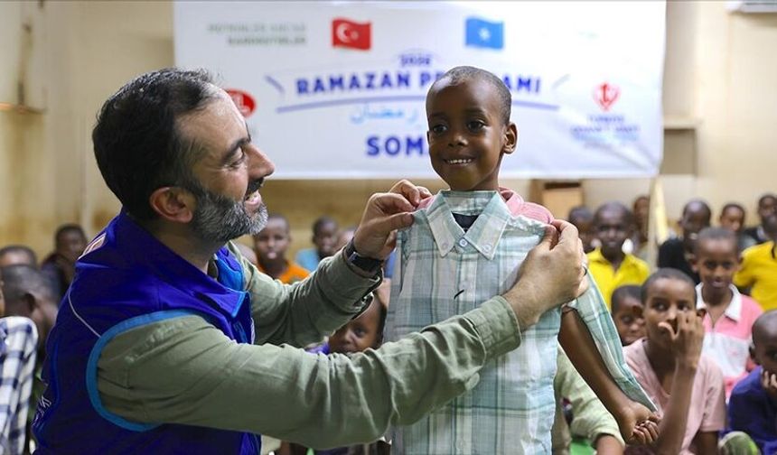 Hayırseverlerin gönderdiği bayramlıklar Somali'de yetim çocukların yüzünü güldürdü