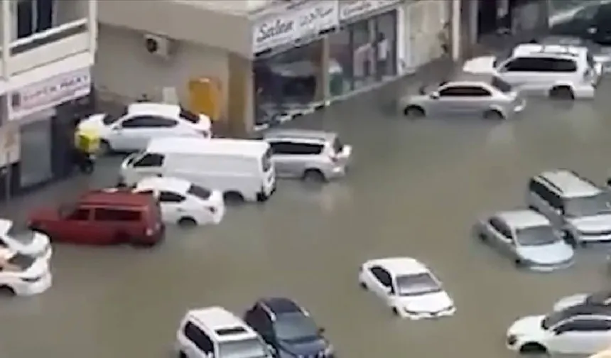 BAE'nin Şarika kentinde şiddetli yağışlar nedeniyle araçlar su altında kaldı