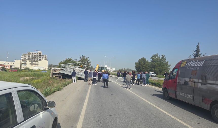 Dörtyol'daki kaza… Büyük trafik levhası yola devrildi