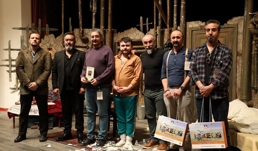 İskele Belediyesi 4. Tiyatro Günleri kapsamında “Sığıntılar” adlı oyun sahnelendi