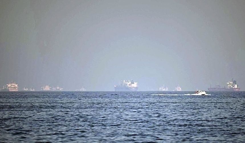 İran, Hürmüz Boğazı'ndan geçecek gemilere mayınlara karşı alternatif rota açıkladı