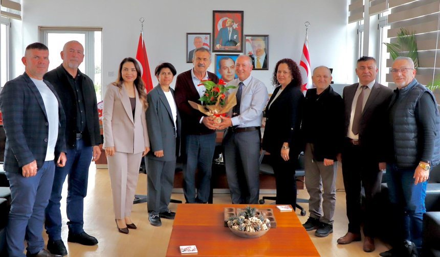 KKTC Adanalılar Derneği’nden, Gazimağusa Belediyesi’ne mama desteği