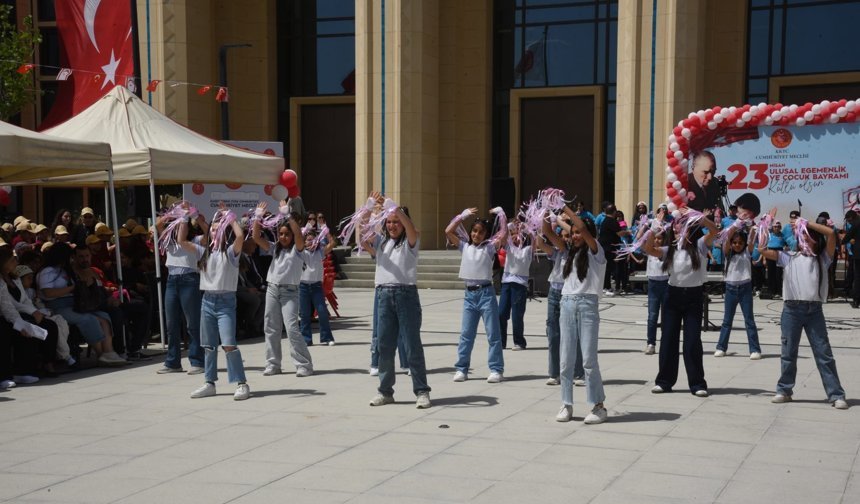 23 Nisan Ulusal Egemenlik ve Çocuk Bayramı kutlamaları kapsamında Cumhuriyet Meclisi bahçesinde tören düzenlendi