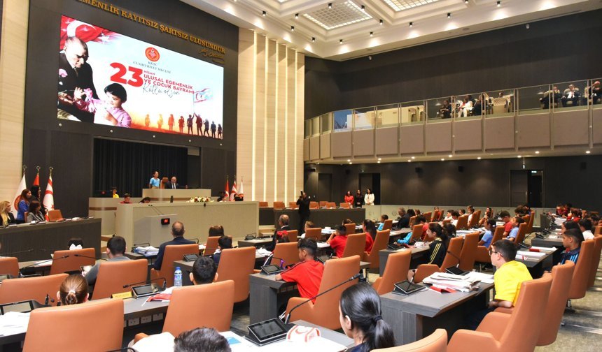 Genel Kurul koltuklarına bu kez çocuklar oturdu… Temsili Meclis, “Çocuk Hakları” gündemiyle toplandı