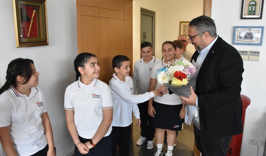 23 Nisan İlkokulu öğrencileri Girne Belediye Başkanı Şenkul’u ziyaret etti