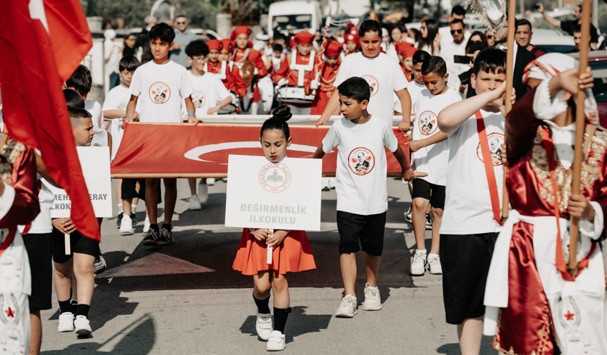 23 Nisan Ulusal Egemenlik ve Çocuk Bayramı...Değirmenlik Sadık Cemil Stadyumu’nda üç okulun katılımıyla tören düzenlendi
