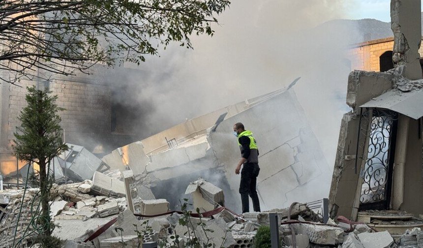 İsrail ordusu, Lübnan'ın güneyindeki Meys el-Cebel beldesinde evleri ateşe verdi