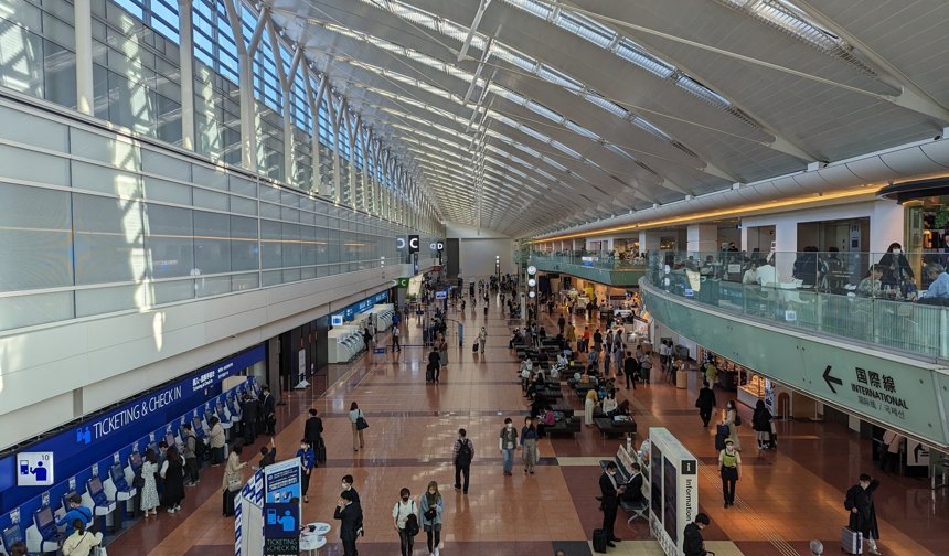 Japonya'da bir havalimanındaki yer hizmetlerinde insansı robot kullanımı test edilecek