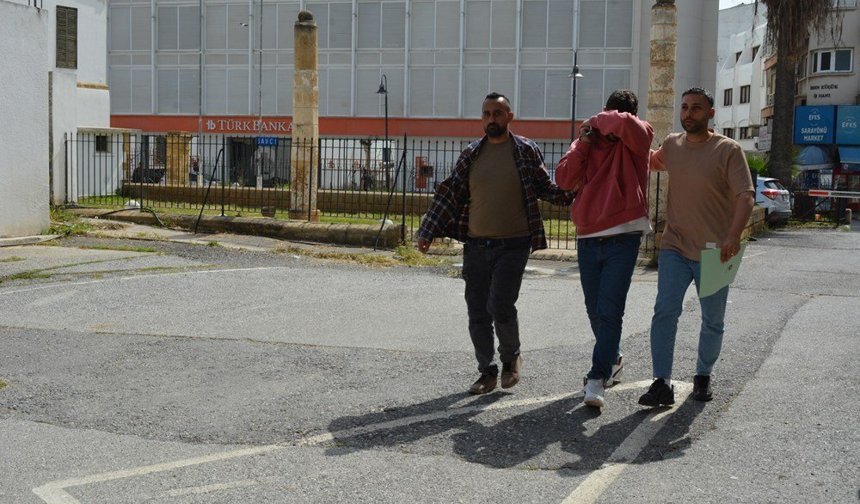 Üzerinde yaklaşık 25 gram uyuşturucu taşımakla itham edilen zanlı 3 gün tutuklu kalacak