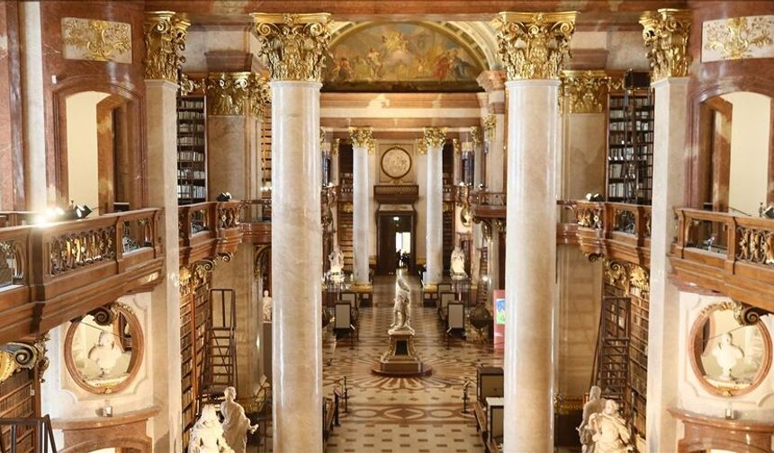 Avusturya Ulusal Kütüphanesi’nin Devlet Salonu barok mimarisiyle dikkati çekiyor