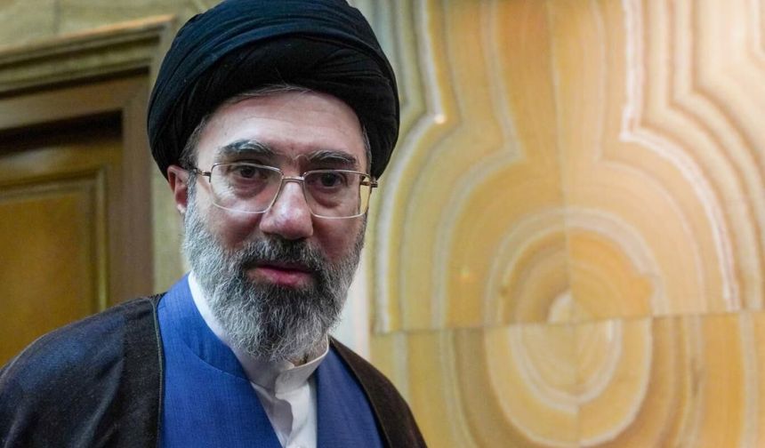 İran'dan Hamaney açıklaması: "Sadece küçük bir çizik"