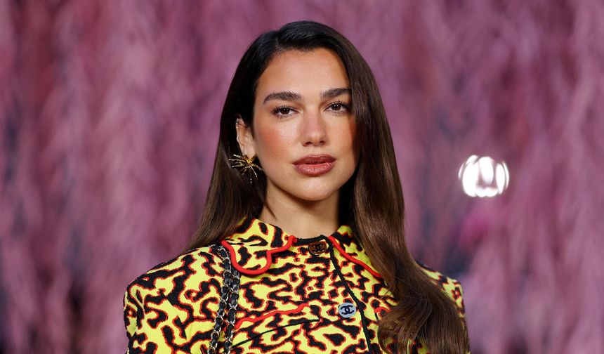 Dua Lipa, fotoğrafını izinsiz kullandığı gerekçesiyle Samsung'a 15 milyon dolarlık dava açtı