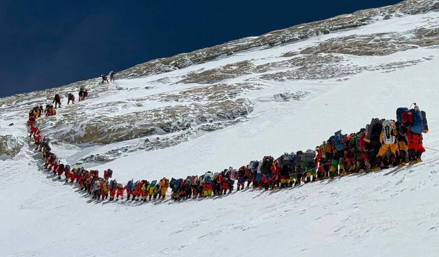 Everest Dağı'na bir günde 274 dağcı tırmanarak rekor kırdı