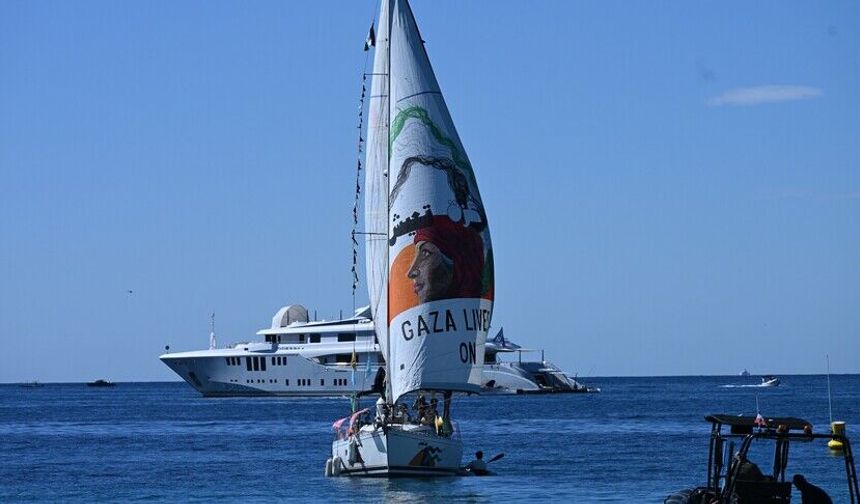 Cannes kentinde "Gazze Yaşıyor" yazılı tekneyle sembolik eylem yapıldı