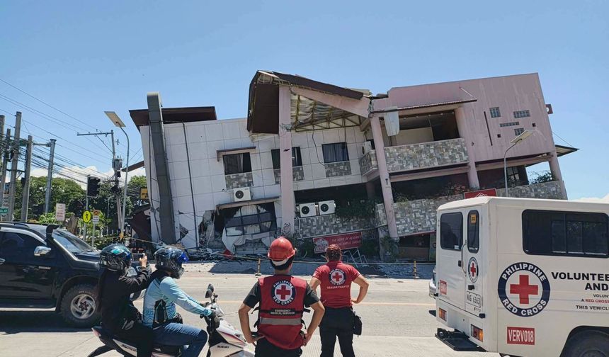 Filipinler'de 7,8 büyüklüğünde deprem: Tsunami uyarısı yapıldı